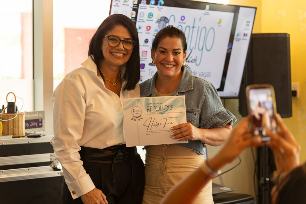 Helga Teran conocida disenadora Venezolana recibe reconocimiento por su apoyo y amistad.