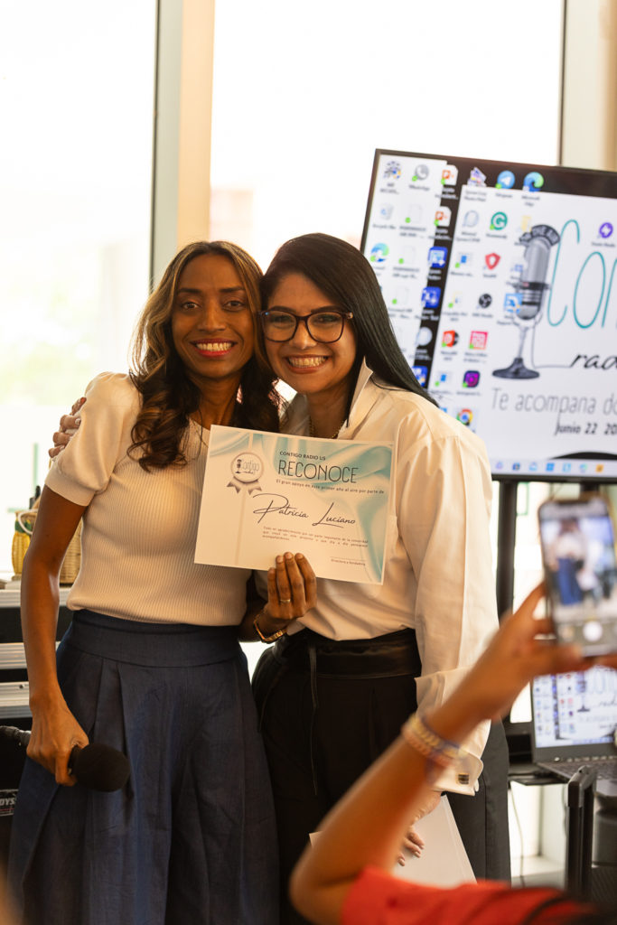 Patricia Luciano recibe reconocimiento en el aniversario de Contigo Radio.
