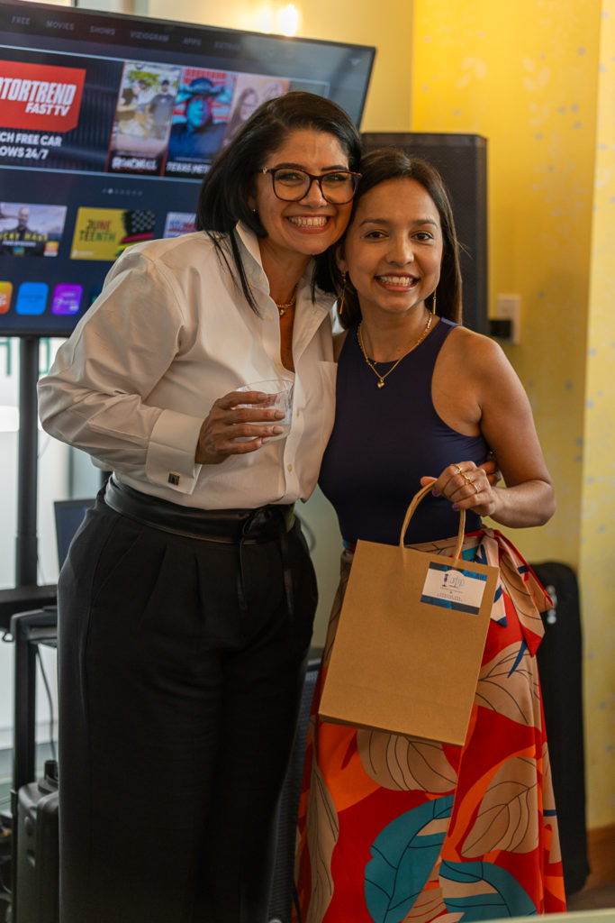 Ari Lopez y Maria Eugenia Abarca de Lewis Sanches Joyeria  Aniversario Contigo Radio Rifas