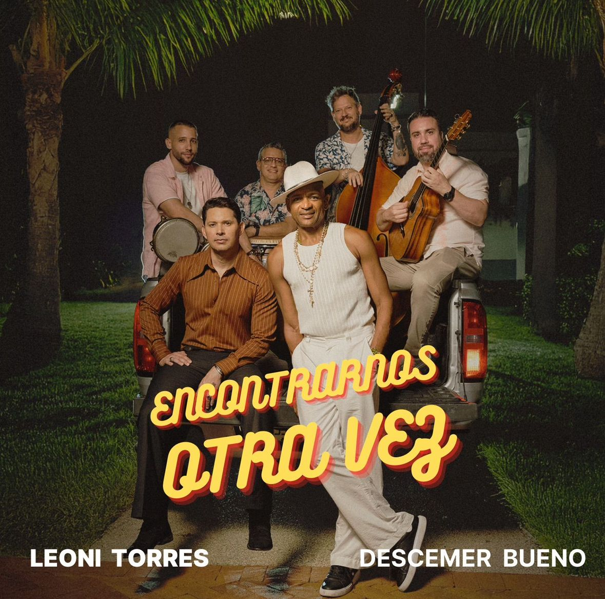 Retrato profesional de Leoni Torres y Descemer Bueno sonriendo juntos durante la promoción de su sencillo.