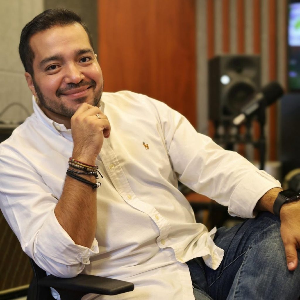 Andrés Valencia Tafur fortalece su trayectoria en la música latina tras trabajar con Carlos Vives, Sebastián Yatra y Anitta y participar en La Reina del Flow en Concierto.