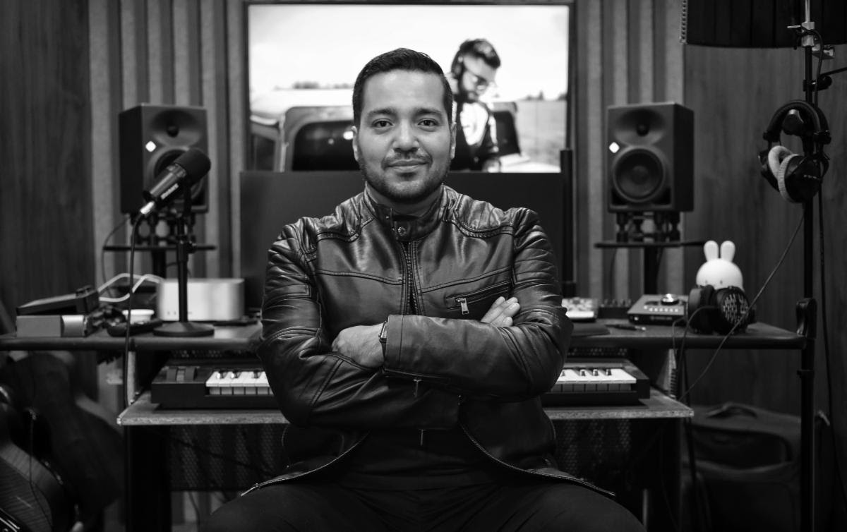 Andrés Valencia Tafur fortalece su trayectoria en la música latina tras trabajar con Carlos Vives, Sebastián Yatra y Anitta y participar en La Reina del Flow en Concierto.