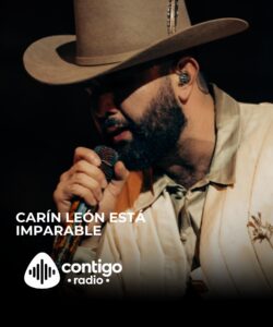 Carín León sonríe durante una presentación musical, mientras se anuncia su regreso al festival Stagecoach 2027 en California.