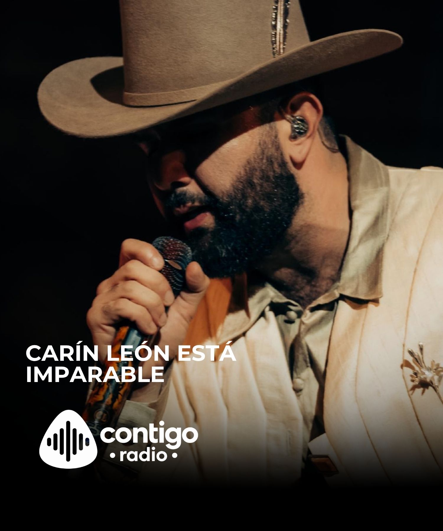 Carín León sonríe durante una presentación musical, mientras se anuncia su regreso al festival Stagecoach 2027 en California.