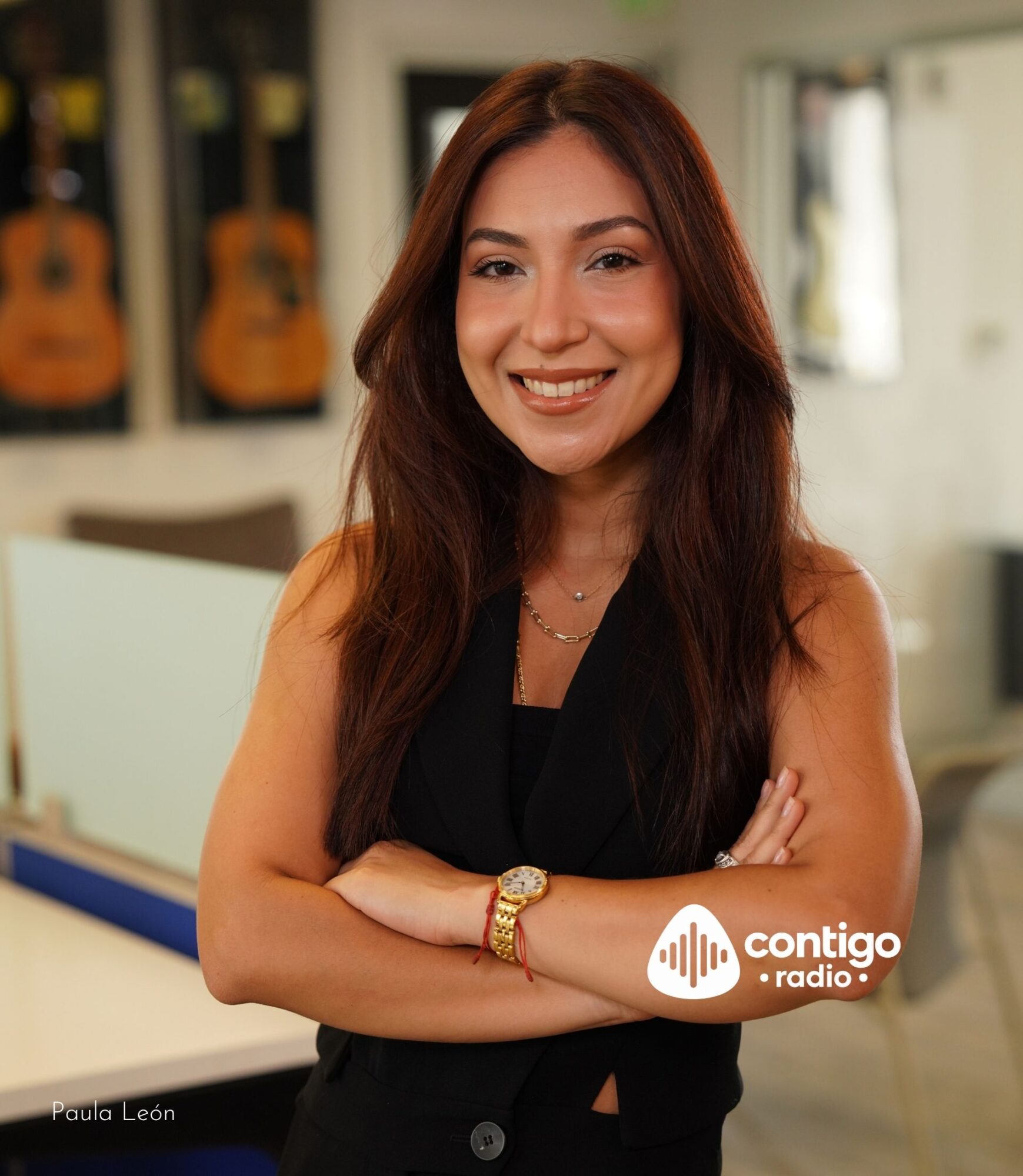 Paula León ha desarrollado una trayectoria en la gestión de giras y espectáculos internacionales, combinando su formación como ingeniera industrial con experiencia en proyectos vinculados a destacados artistas de la música latina.