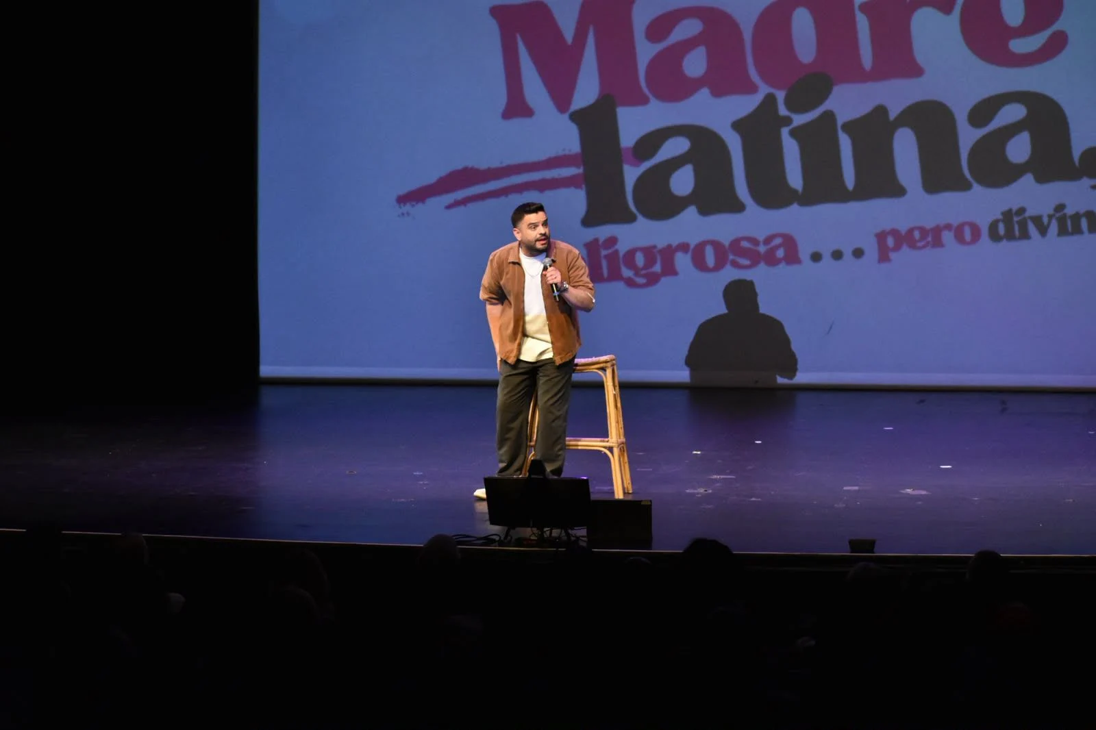 Josué Comedy continúa su gira por Estados Unidos con “Madre Latina: Peligrosa… Pero Divina”